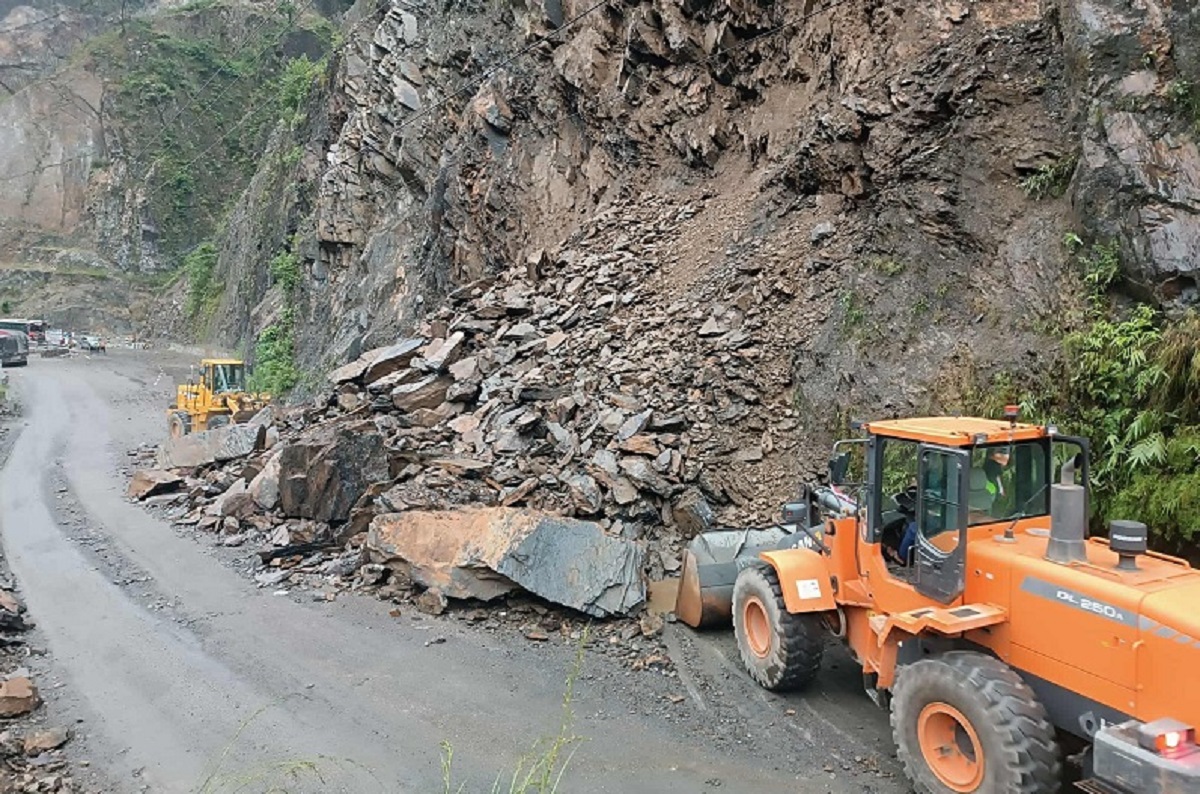 बाढीपहिरोबाट क्षति पुगेका सडकको पुनर्निर्माण गर्न १२ अर्ब लाग्ने अनुमान - www.kathmandupati.com