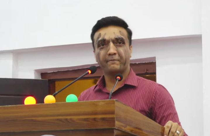 माओवादी सांसद अन्सारीले आफ्नै अनुहारमा दले कालोमोसो