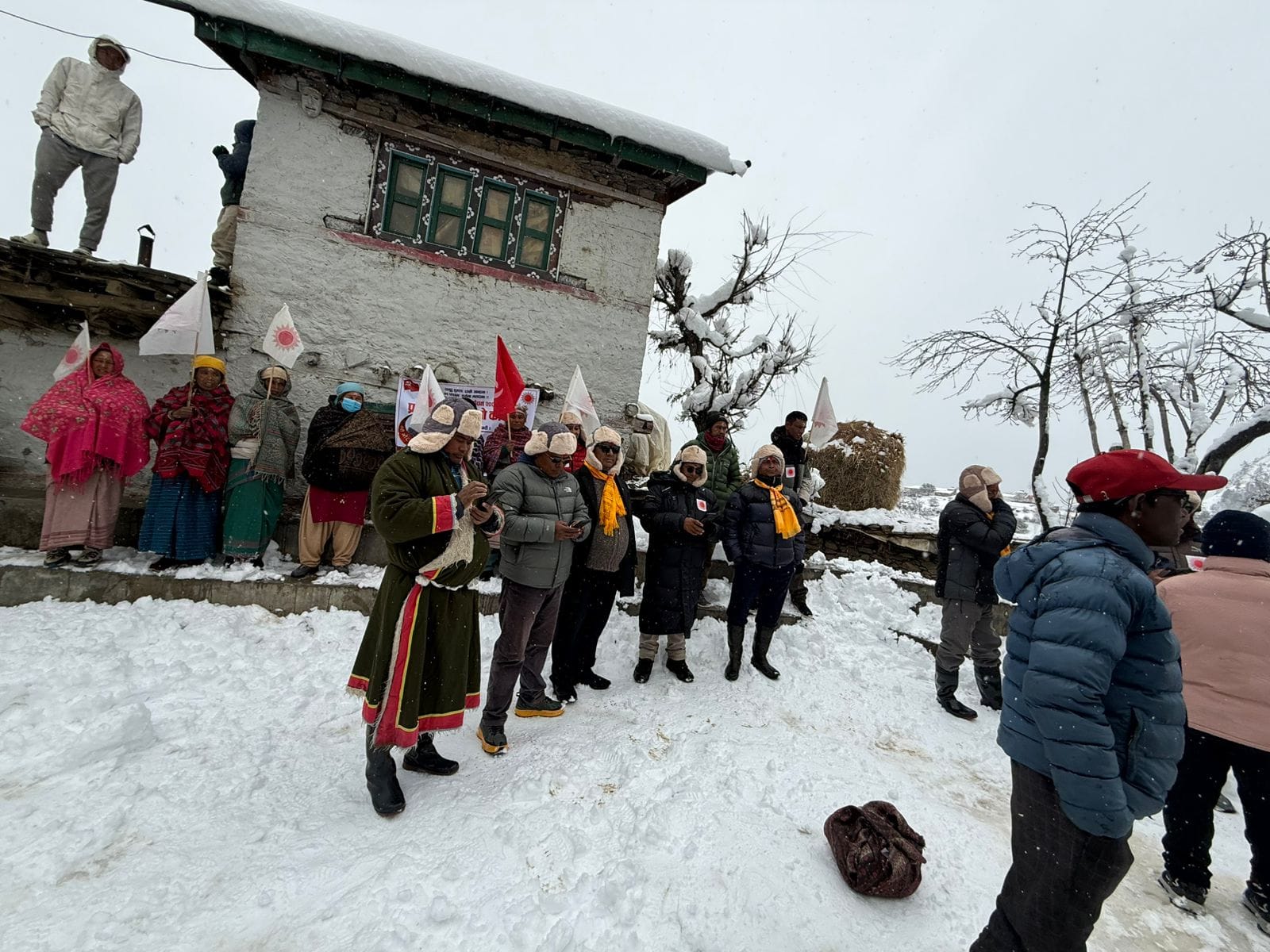 हिमपातमै चुनावी प्रचार अभियान चलाउँदै एमाले