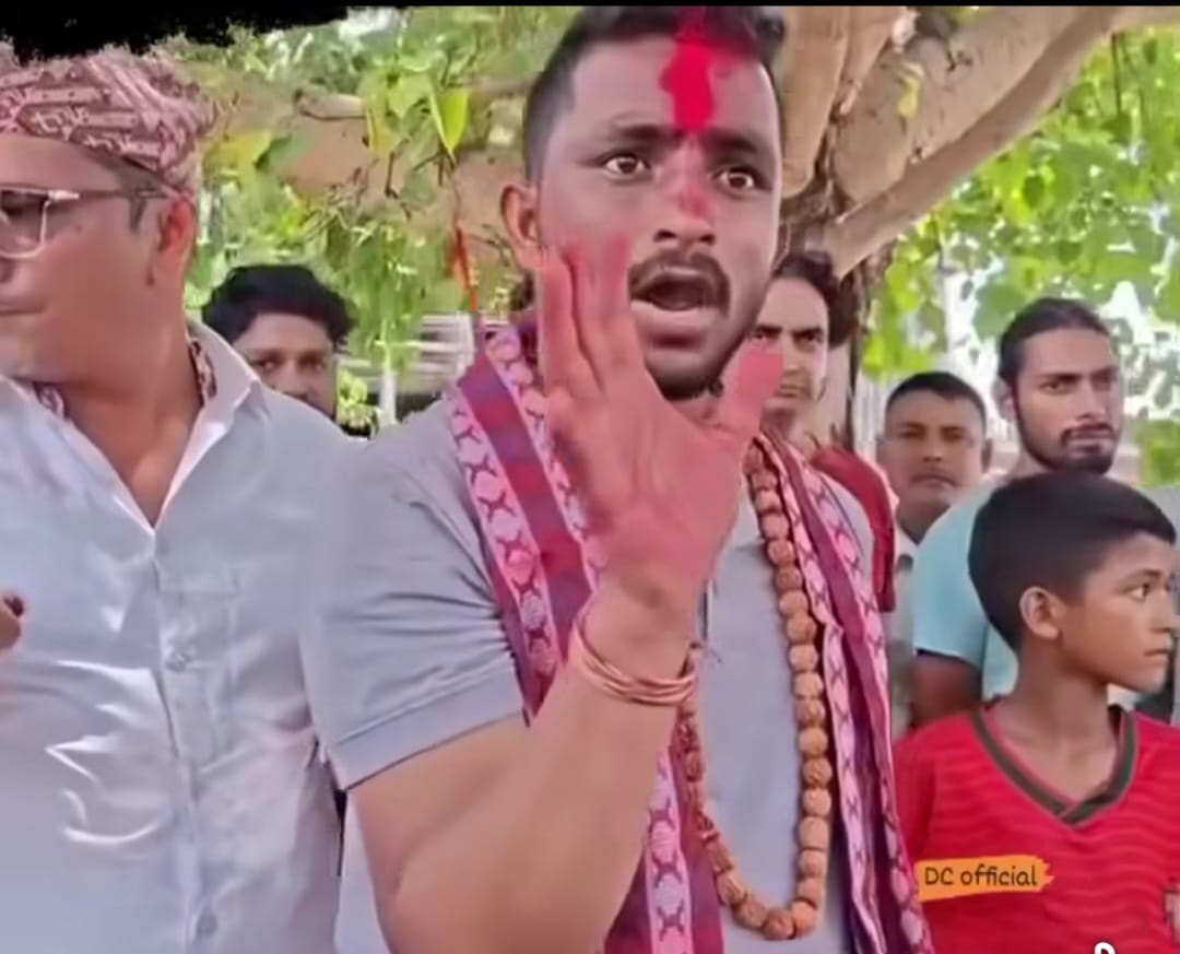 प्रश्न गर्ने मतदातालाई रास्वपा सांसद् खनालको चेतावनीः समातेर जाकिदिन्छु
