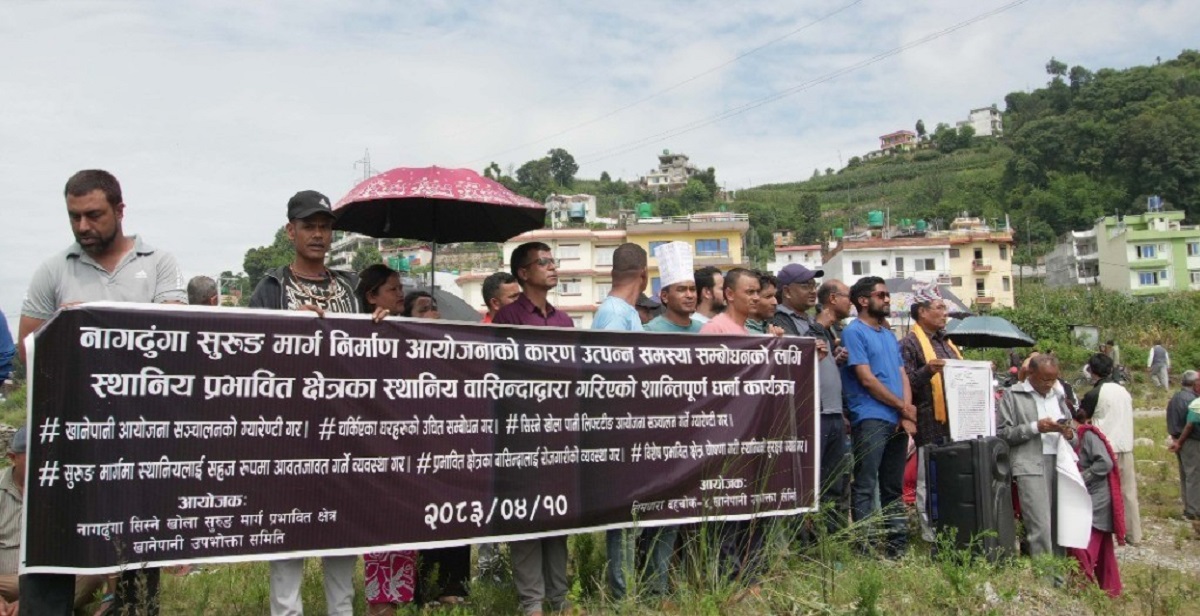 नागढुंगा सुरुङमार्ग क्षेत्रका बासिन्दाले गरे प्रदर्शन