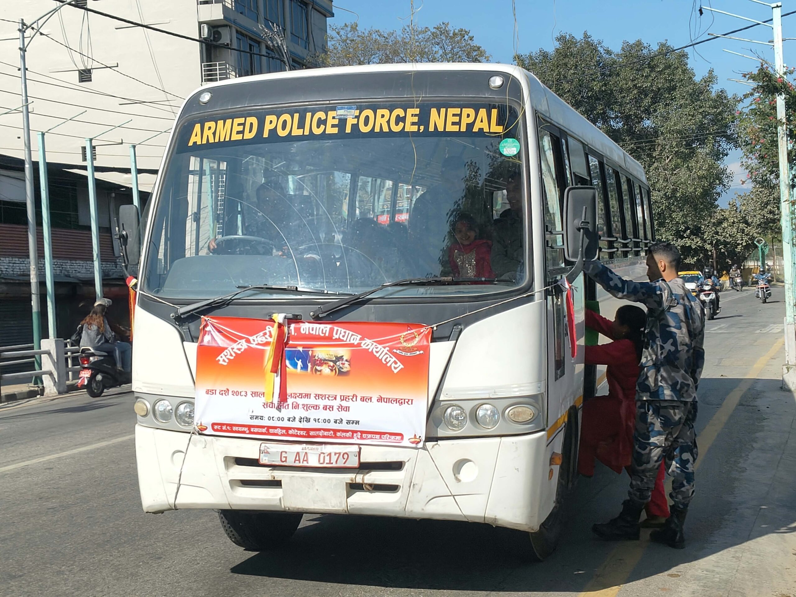 प्रहरीका नि:शुल्क बस सेवाबाट ३ हजारभन्दा बढी यात्रु लाभान्वित