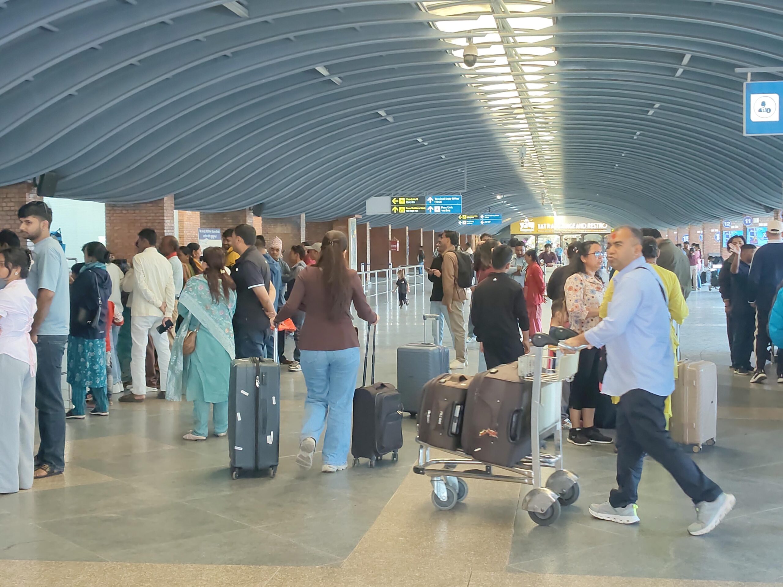 दसैँको दोस्रो दिन विदेशिने युवाको लर्को