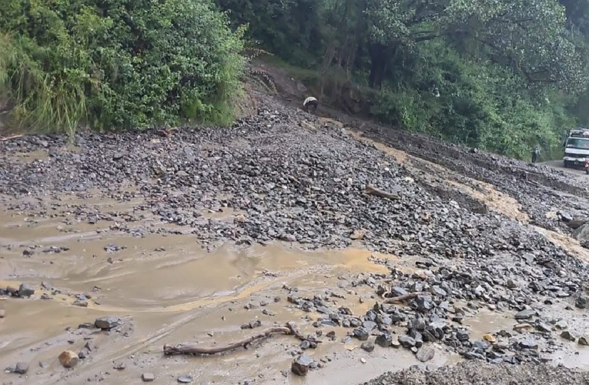 बीपी राजमार्ग अवरुद्ध, बाढीपहिरोले पाँच स्थानका सडक अवरुद्ध