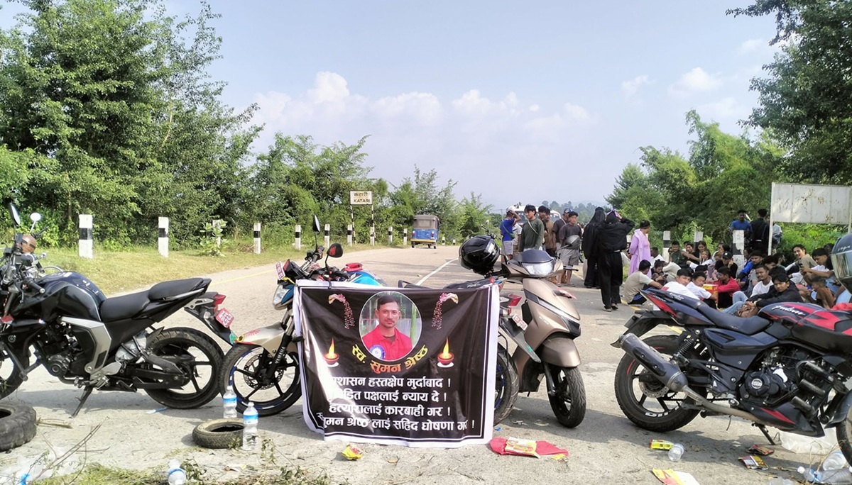 शिक्षकको मृत्युपछि स्थानीयले छेके मदन भण्डारी राजमार्ग, दशैँमा घर हिँडेका हजारौँ यात्रु अलपत्र
