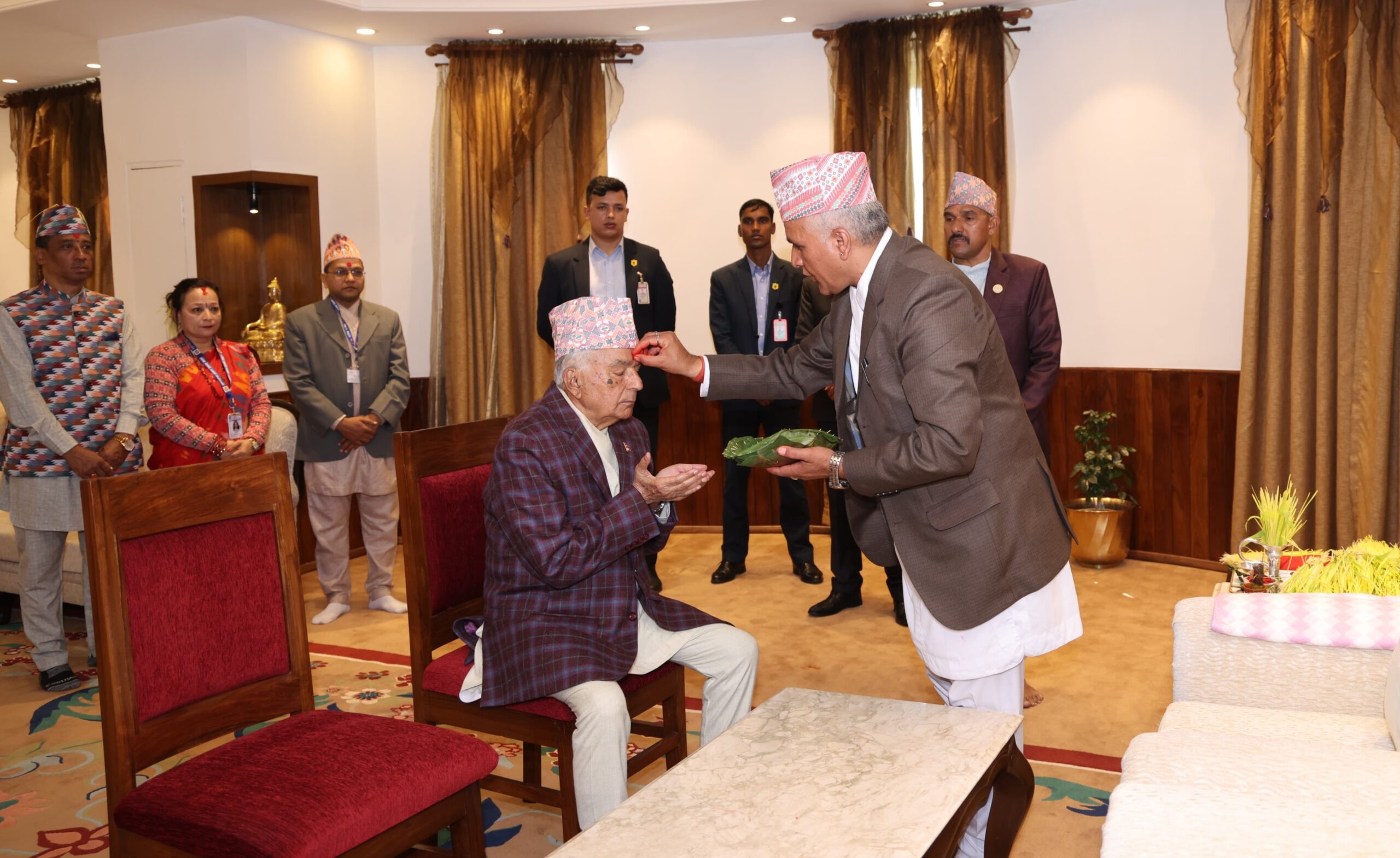 राष्ट्रपति पौडेलले लगाए दसैंको टीका, परिवारलाई पनि लगाइदिए